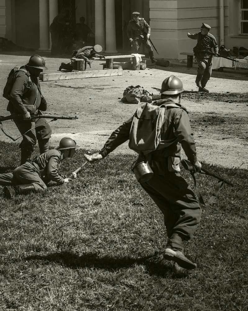 Но не успели оглянуться .... .