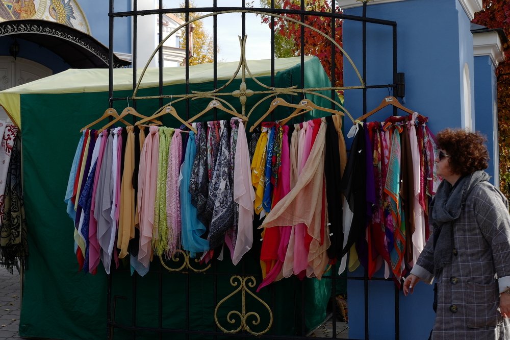 Women\'s scarves. Tsaritsyno.