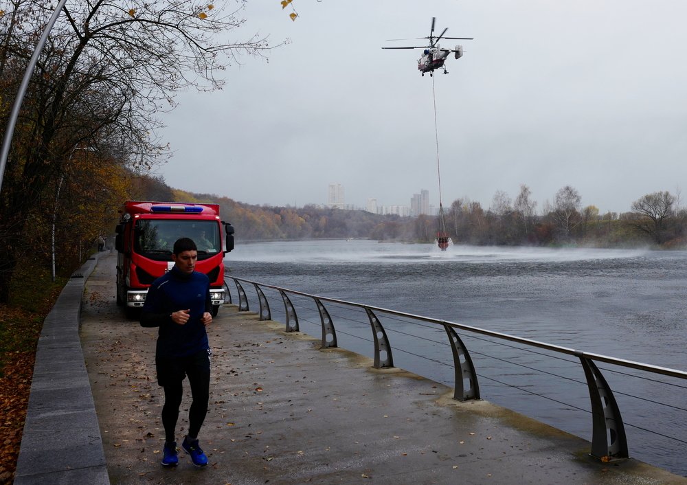 Water intake by helicopter equipment to extinguish a fire.