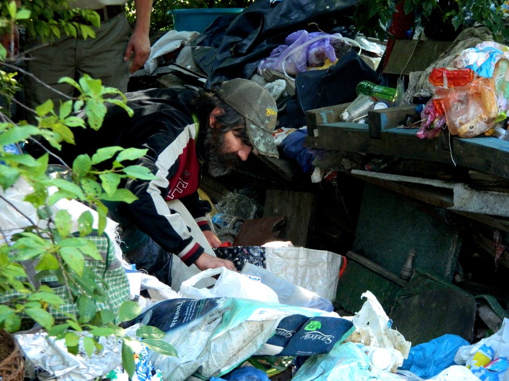 Человек живущий в куче мусора.