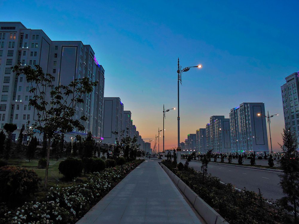Новая улица в Ашхабаде.