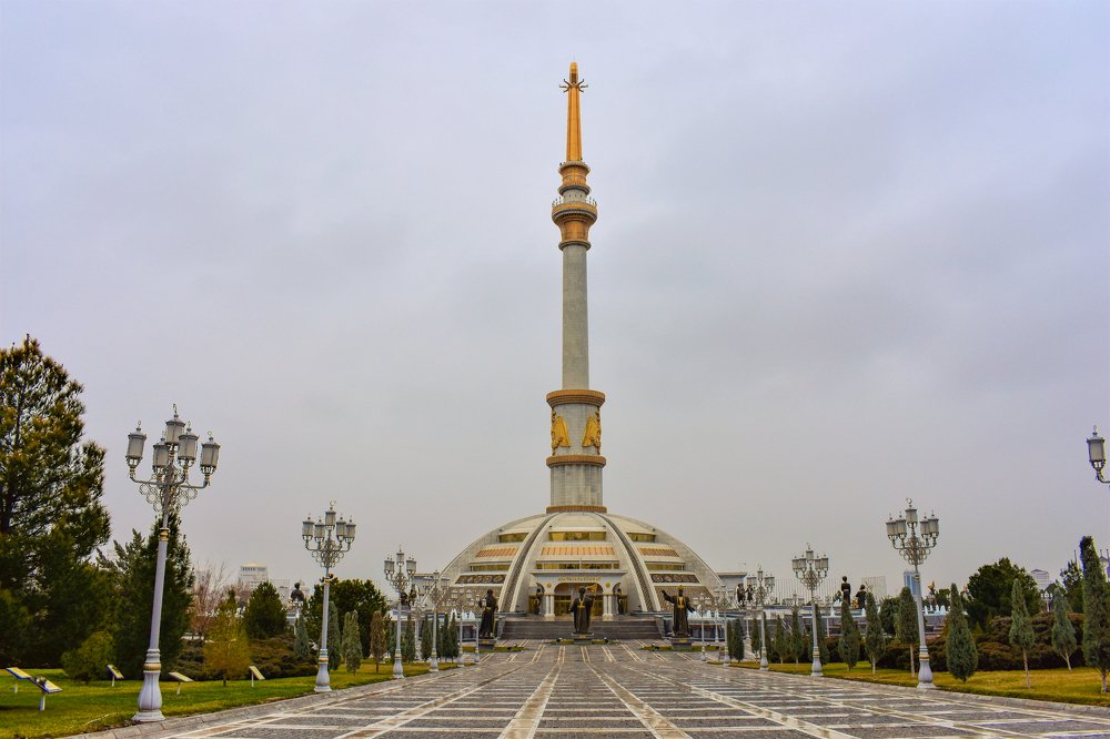 Памятник в Ашхабаде.