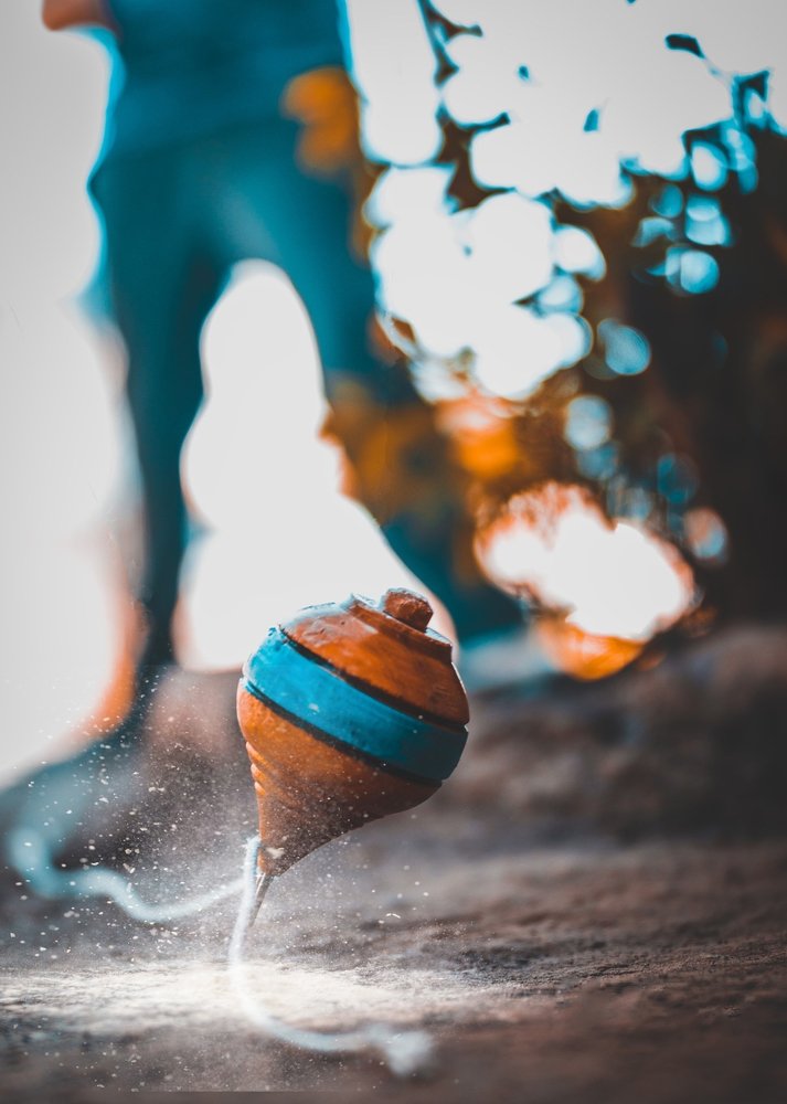 Niño Jugando trompo juego típico Nacional