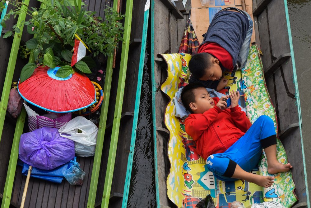 Play cellphone on boat