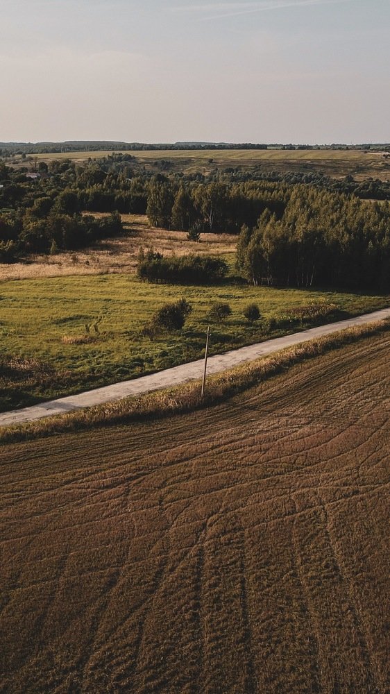 Уходящее солнце над сельской местностью