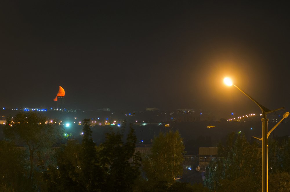 Кусок сыра над ночным городом