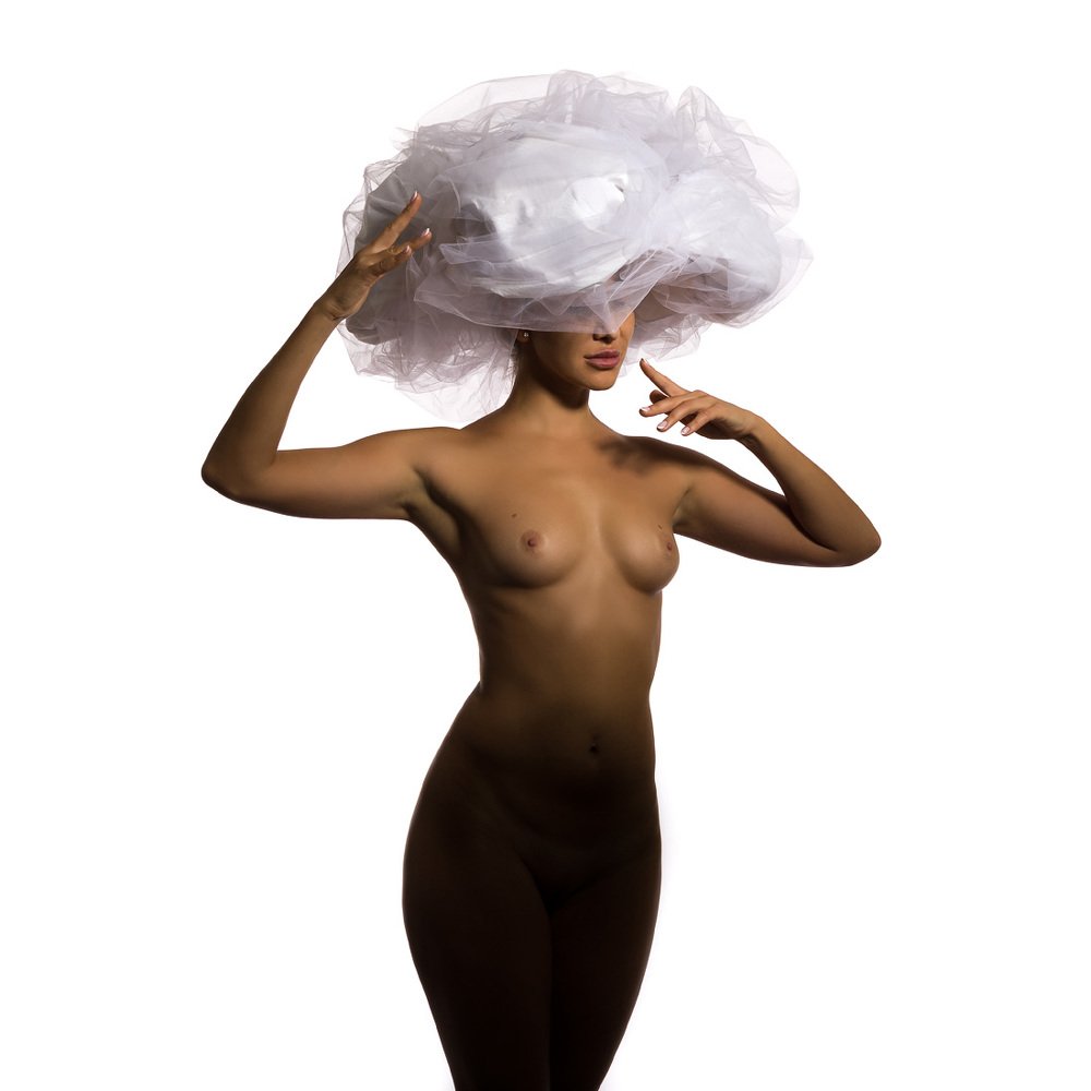 Ню. Большая белая шляпа.