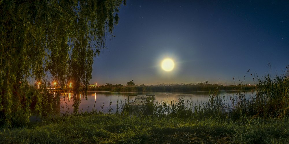 Тихо проплывая над рекой...