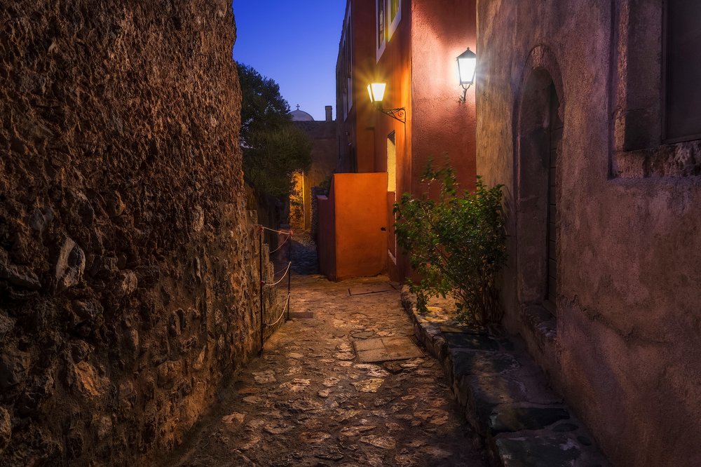 В старом городе ночь..