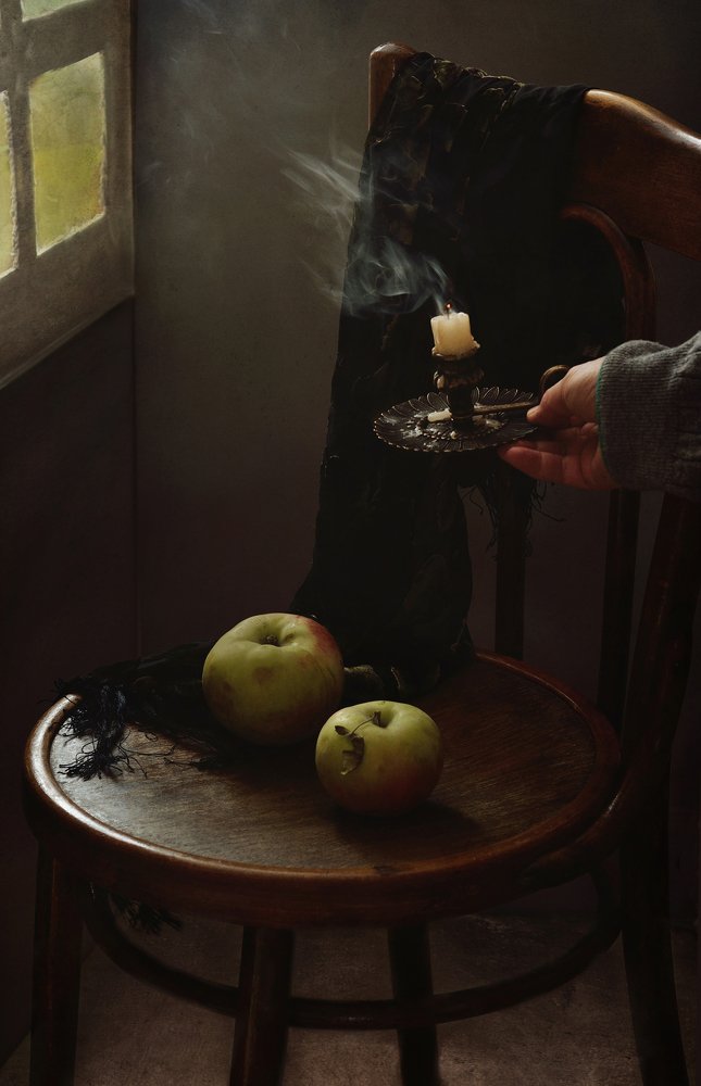 Натюрморт со свечой и яблоками