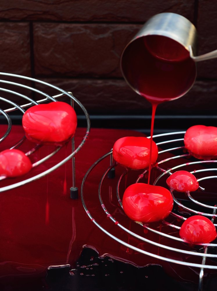 Процесс покрытия десерта глазурью