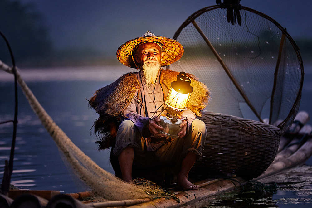 Old fisherman at night on Li river