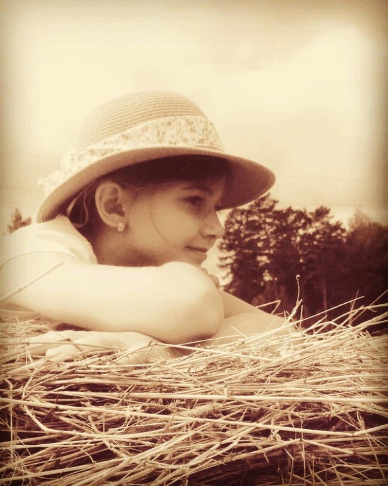Девочка на сене