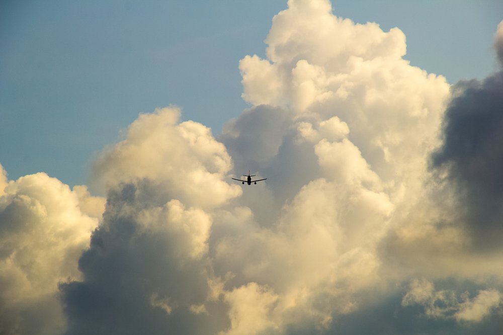 Самолет и пышное небо