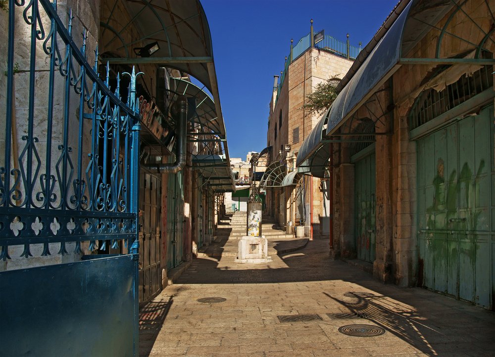 Пустая улочка Иерусалима