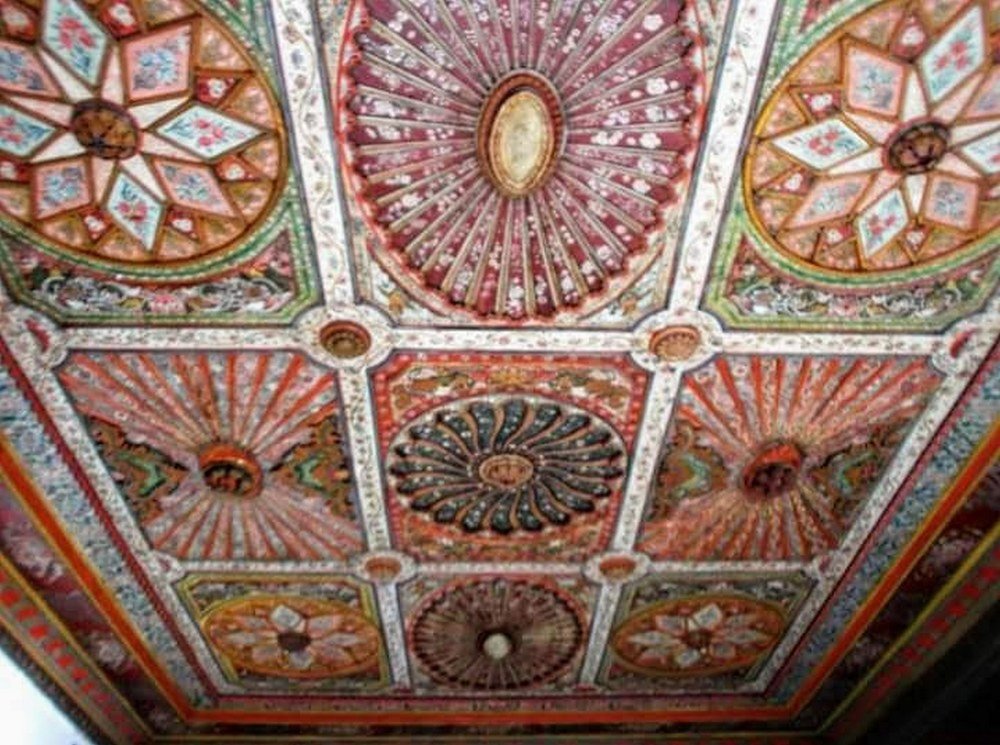 PLAFOND EN BOIS SCULPTÉ ET PEINT