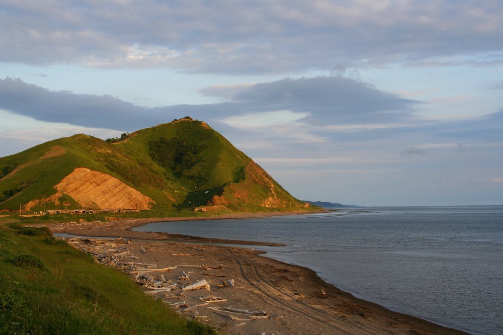 Побережье Татарского пролива в скупых лучах заходящего солнца.
