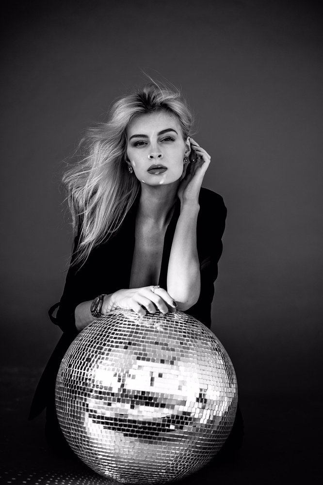 Пряча чувства