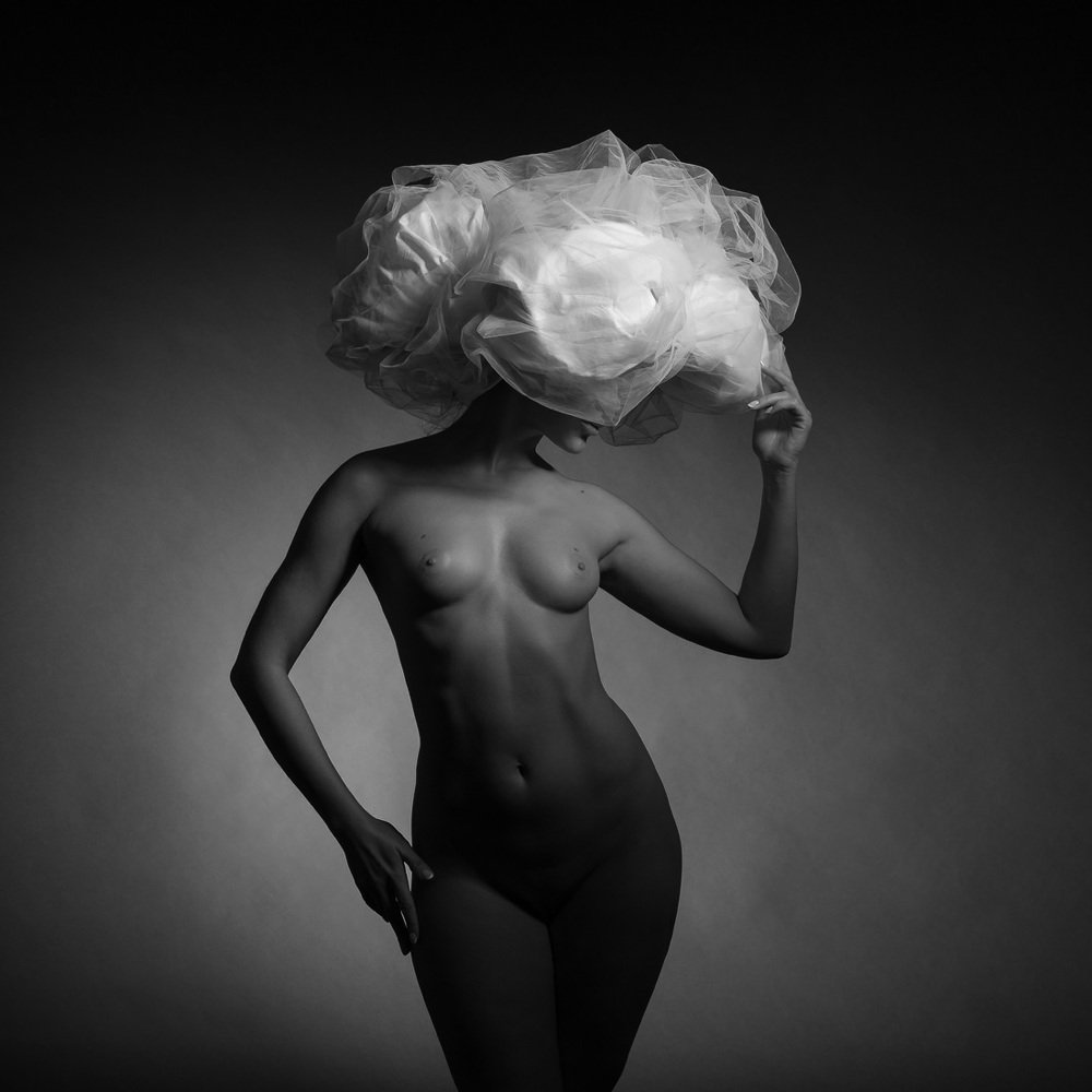 Ню. Большая белая шляпа 4.