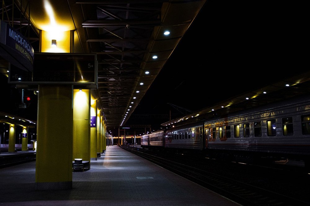 Ночной железнодорожный вокзал