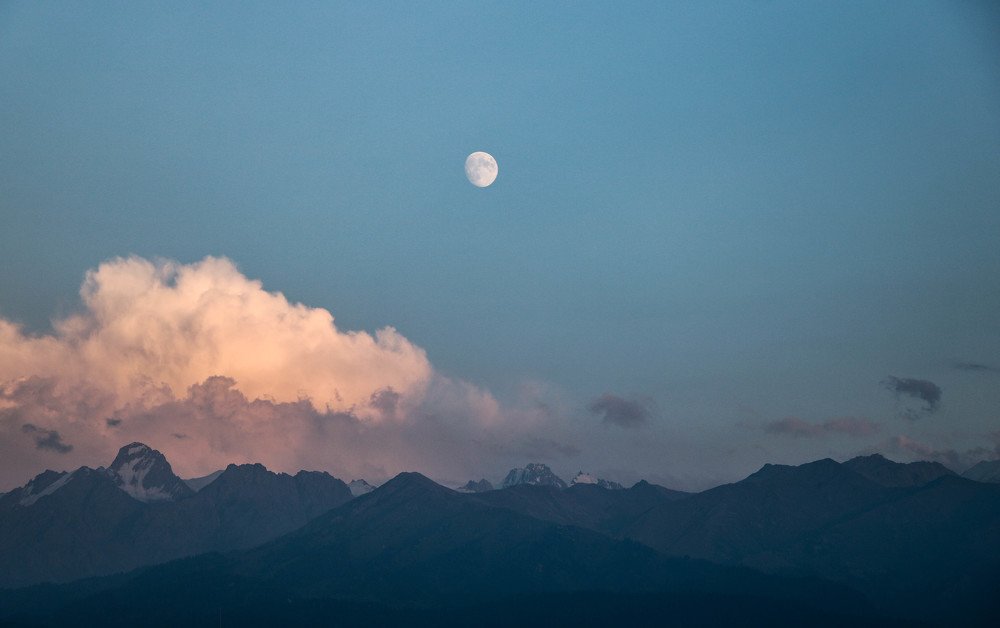 Одинокая луна...