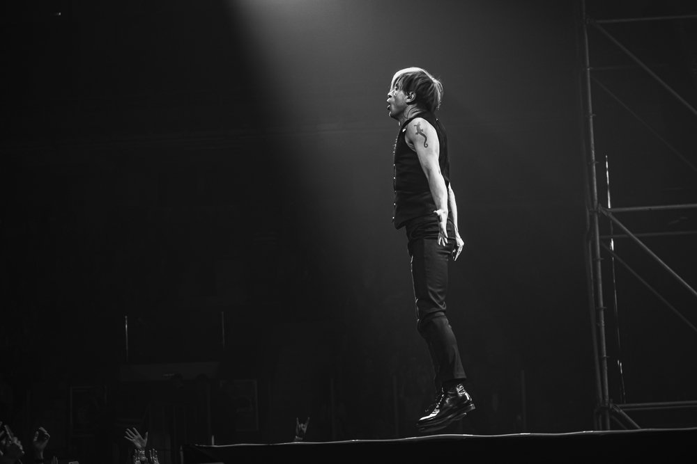 Лева Би2 и левитация