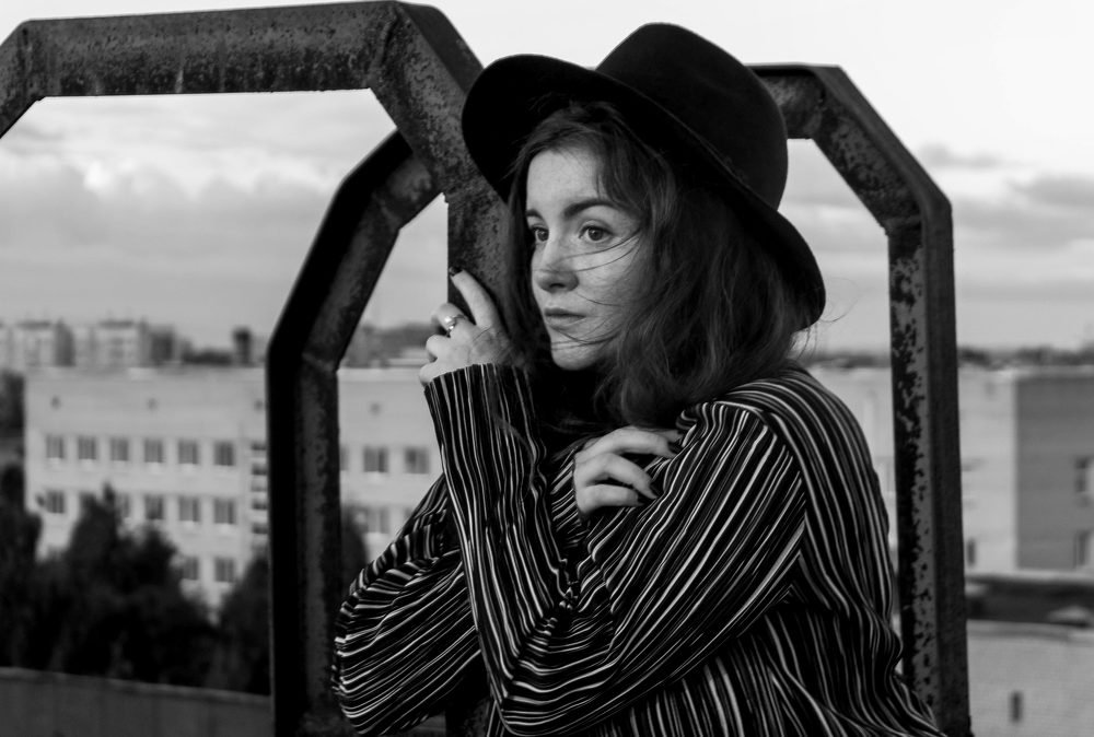 Девушка в шляпе