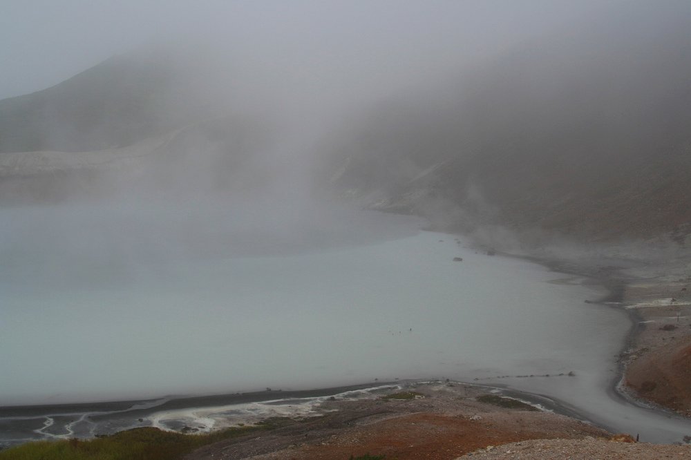 Озеро Кипящее. Кальдера вулкана Головина. Остров Кунашир.