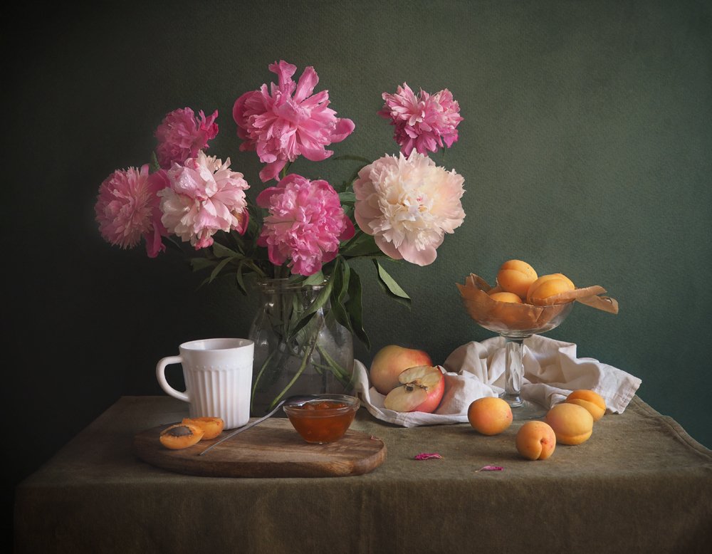 С букетом пионов