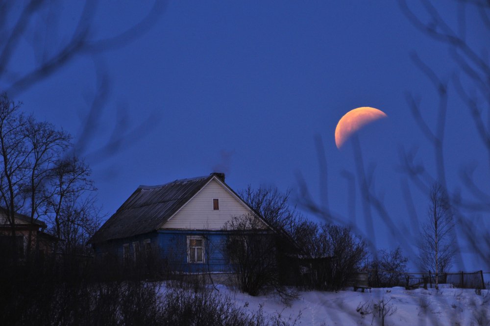 В тени земли.