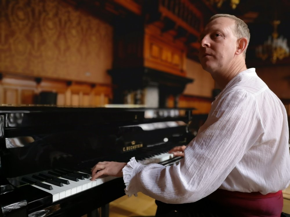 What are you thinking, Maestro?О чём задумался, маэстро?