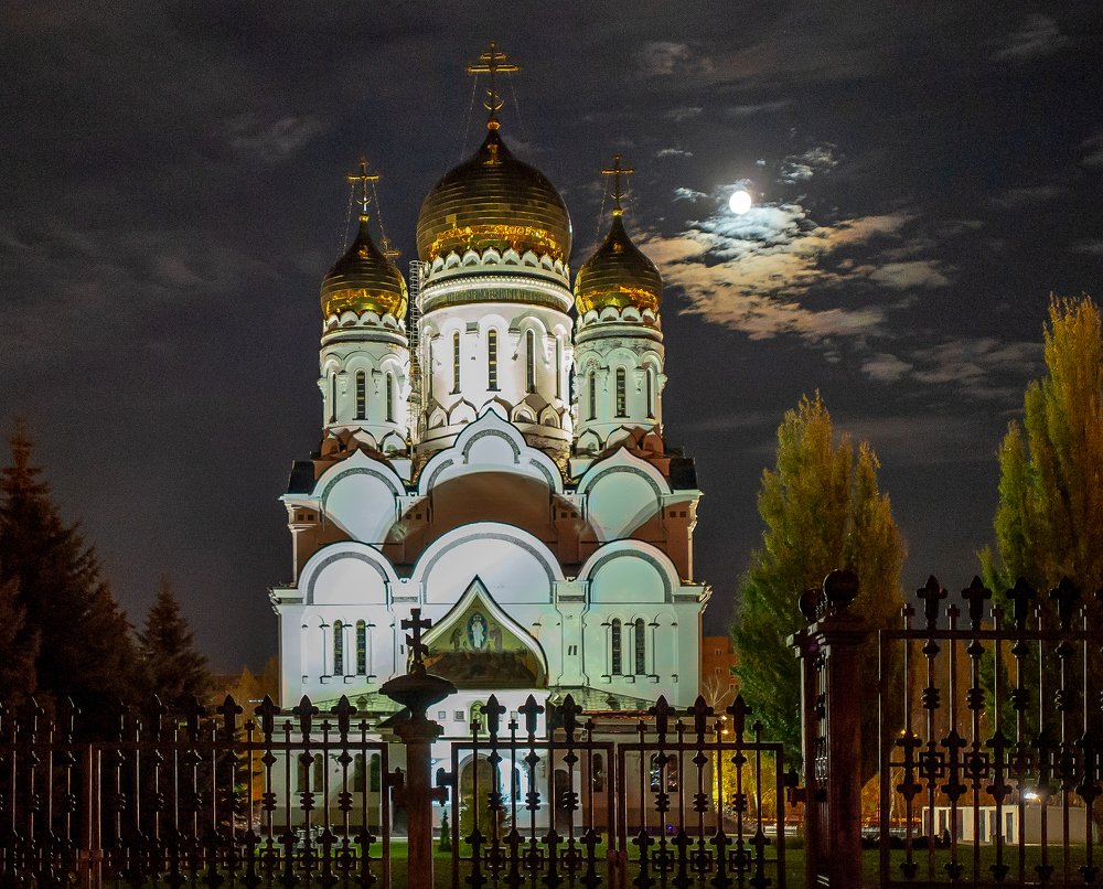 Спасо-Преображенский Собор в полнолуние.