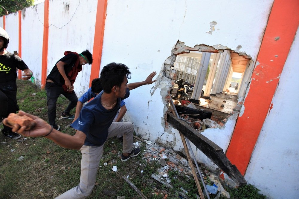 Lempar Aparat Kepolisian