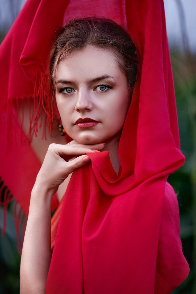 Девушка в красном