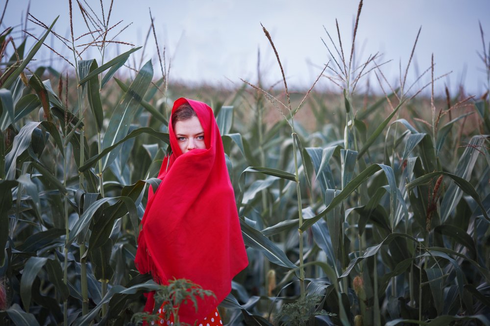 Девушка в красном