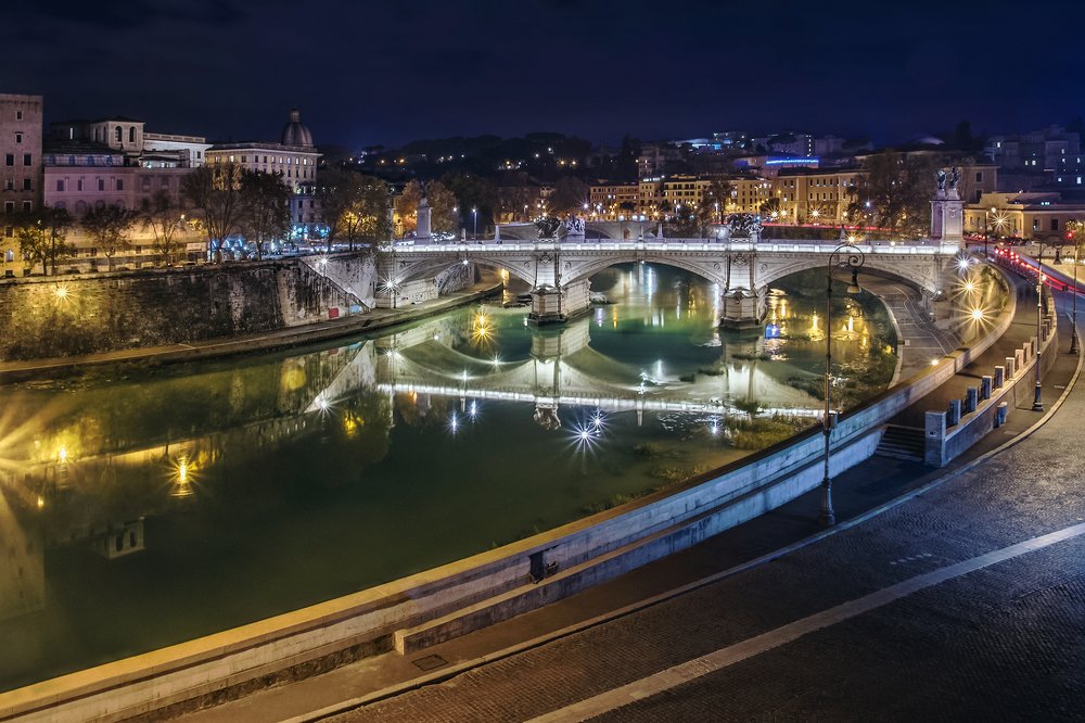 В Вечном городе ночь..