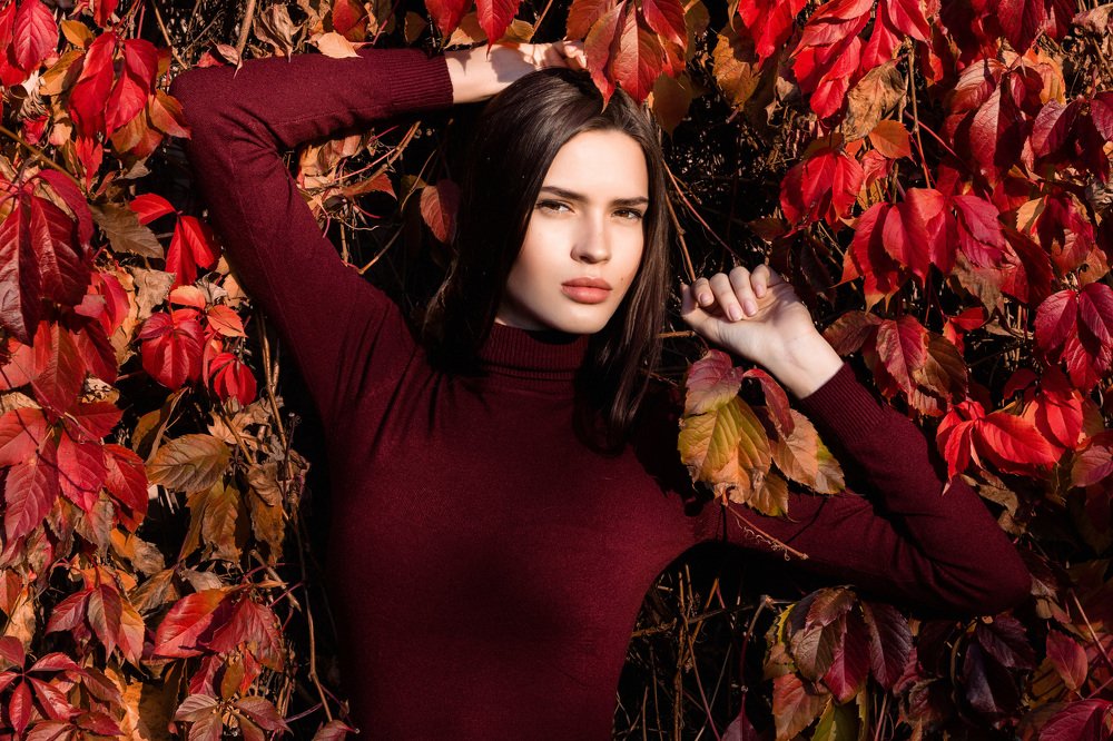 Утопая в листве.