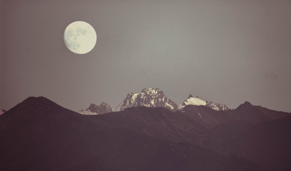Полная луна над горами Заилийского Алатау.