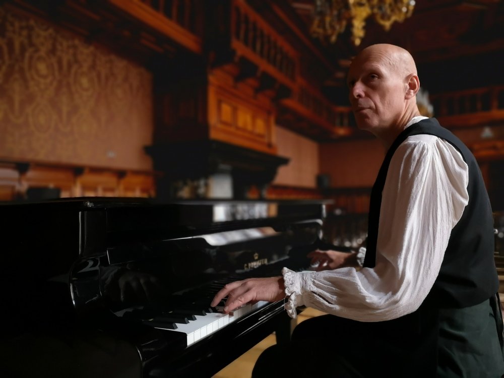 Memories of a woman in touch and sound.Воспоминания о женщине в прикосновениях и звуках.