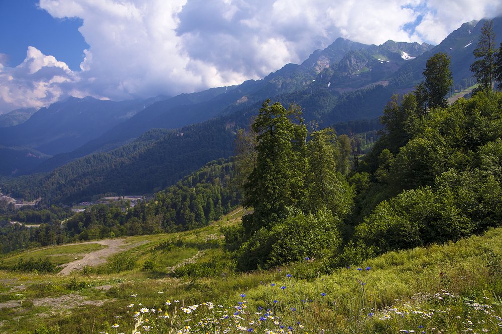 Кавказский пейзаж с облаками