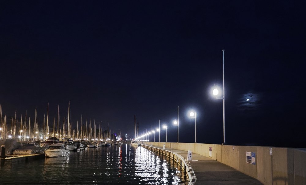 Moon eclipse on Leman