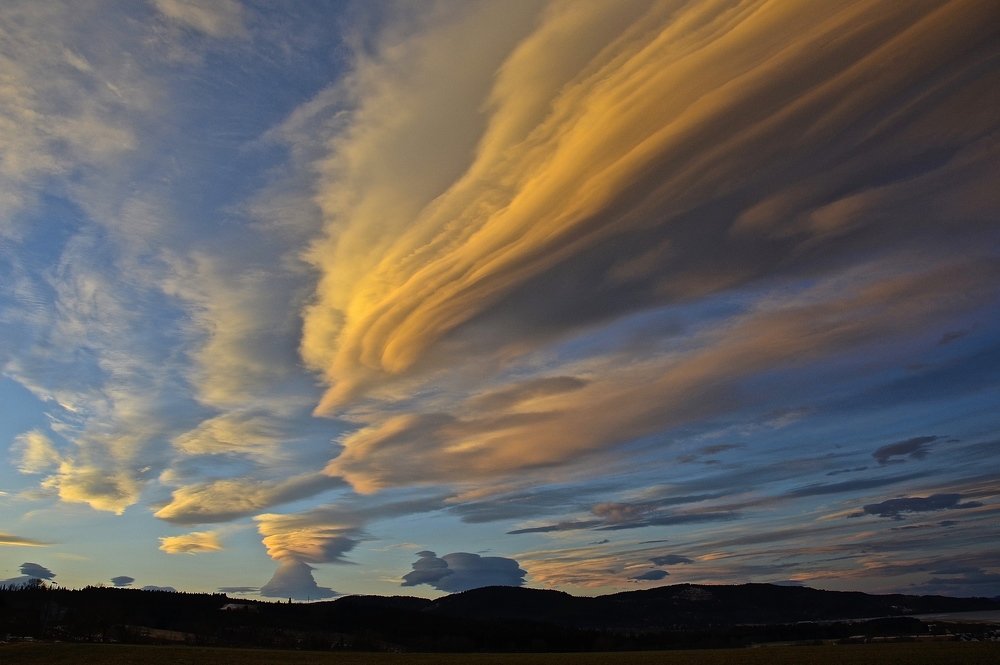 Clouds dance.