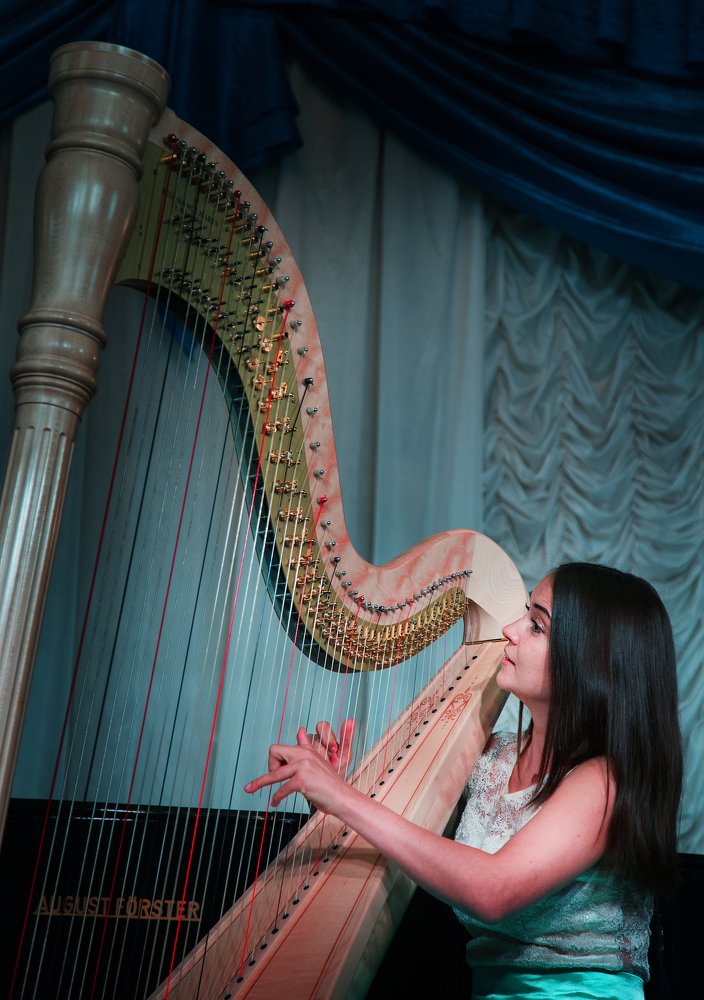 Арфистка.