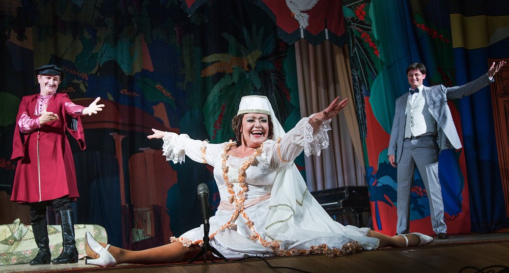 На шпагате.