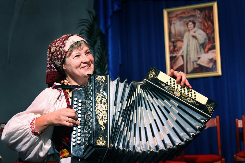 Играй, гармонь!