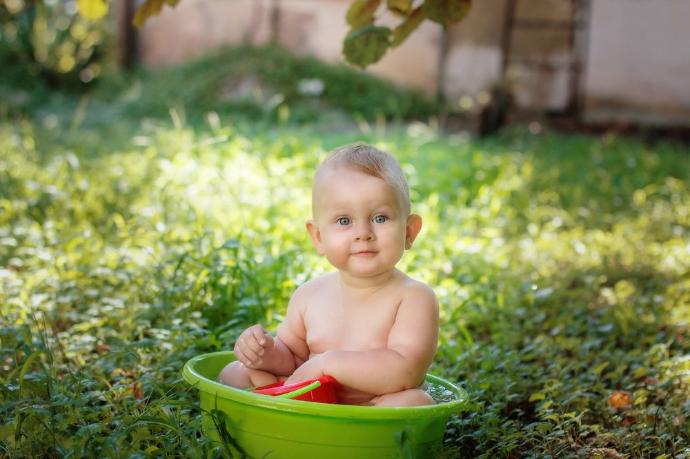 Малыш  играет