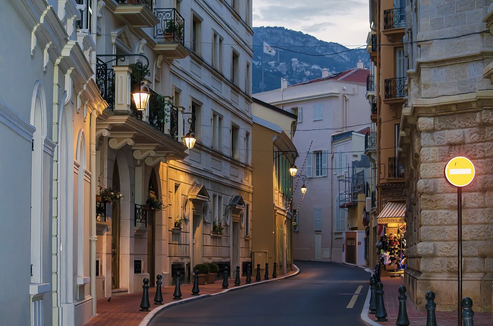 На улицах вечернего Монако