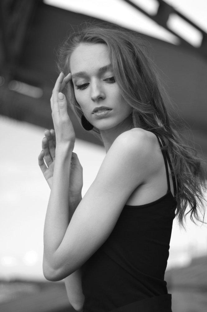 Девушка у моста