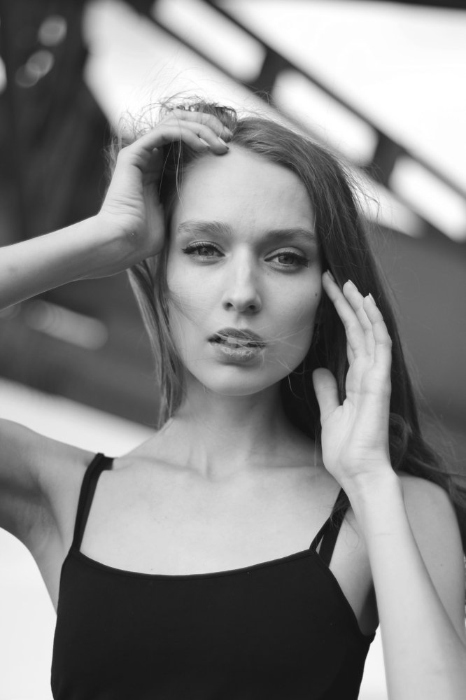 Девушка у моста