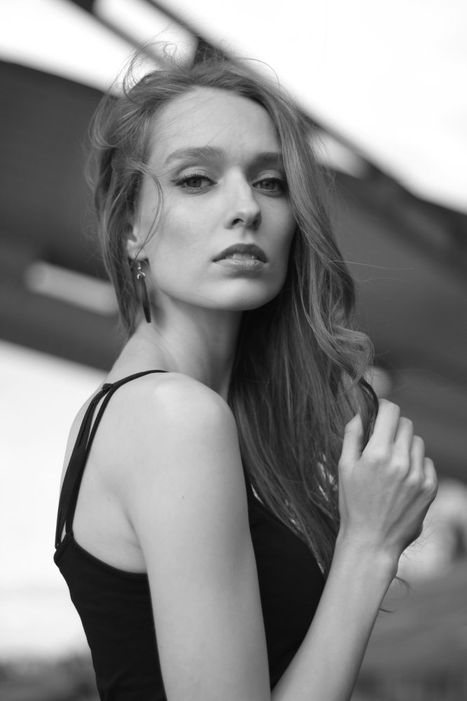 Девушка у моста